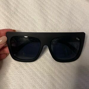 Quay Cafe Racer black sunglasses.
Oversized fit